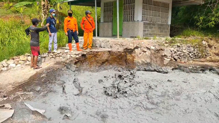 Kemunculan Semburan Lumpur Bercampur Gas Resahkan Warga Cirebon