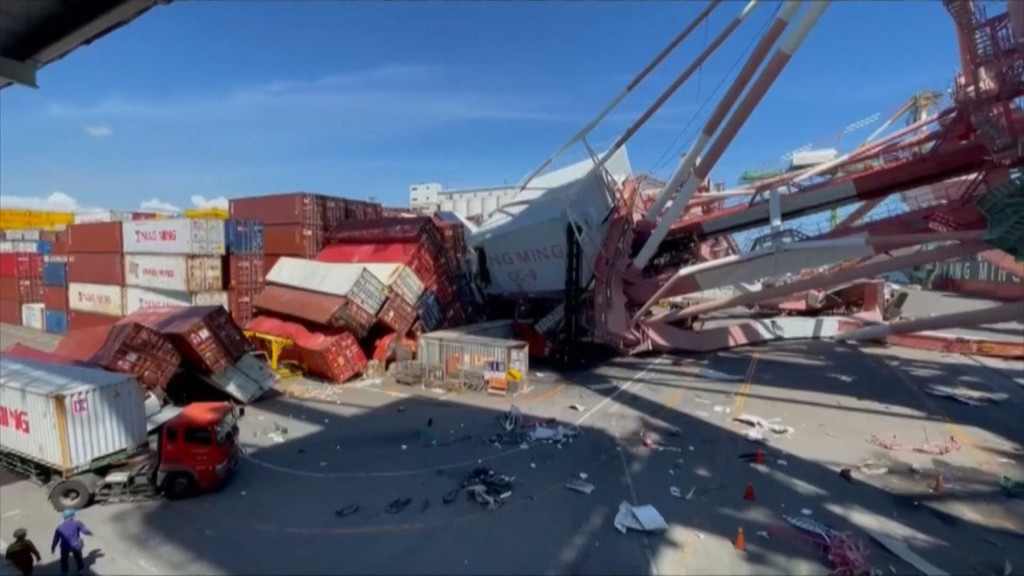Detik-Detik Crane Ambruk di Pelabuhan Taiwan