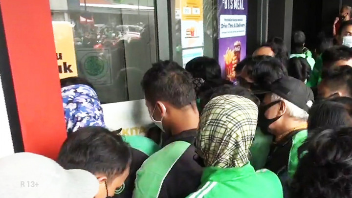 Kasus Kerumunan di McD, Siapa yang Salah?