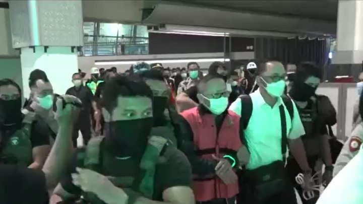 Kenakan Rompi Tahanan, Buronan Adelin Lis Tiba di Indonesia