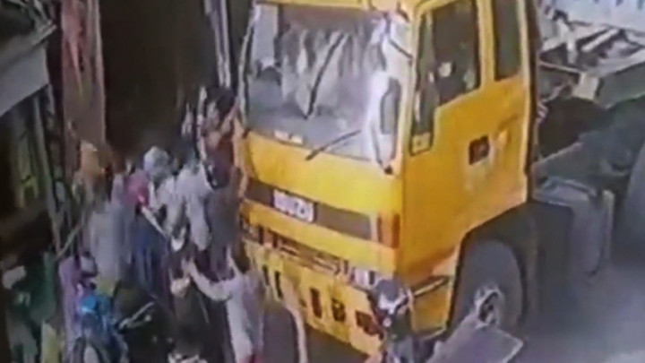 Viral, Rombongan Pengantar Jenazah Keroyok Sopir Truk karena Halangi Jalan