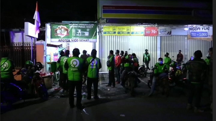 Antrean Puluhan Ojol di Apotek Akibat Pesanan Obat yang Melonjak