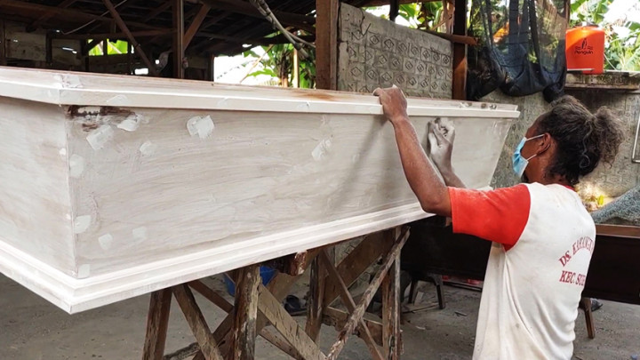 Perajin Peti Jenazah di Pantura Kewalahan Penuhi Pesanan