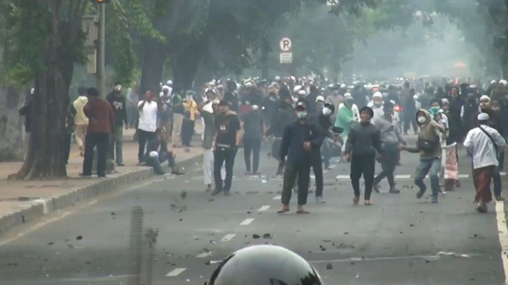 Bentrok dengan Aparat, 150 Simpatisan Rizieq Shihab Ditangkap