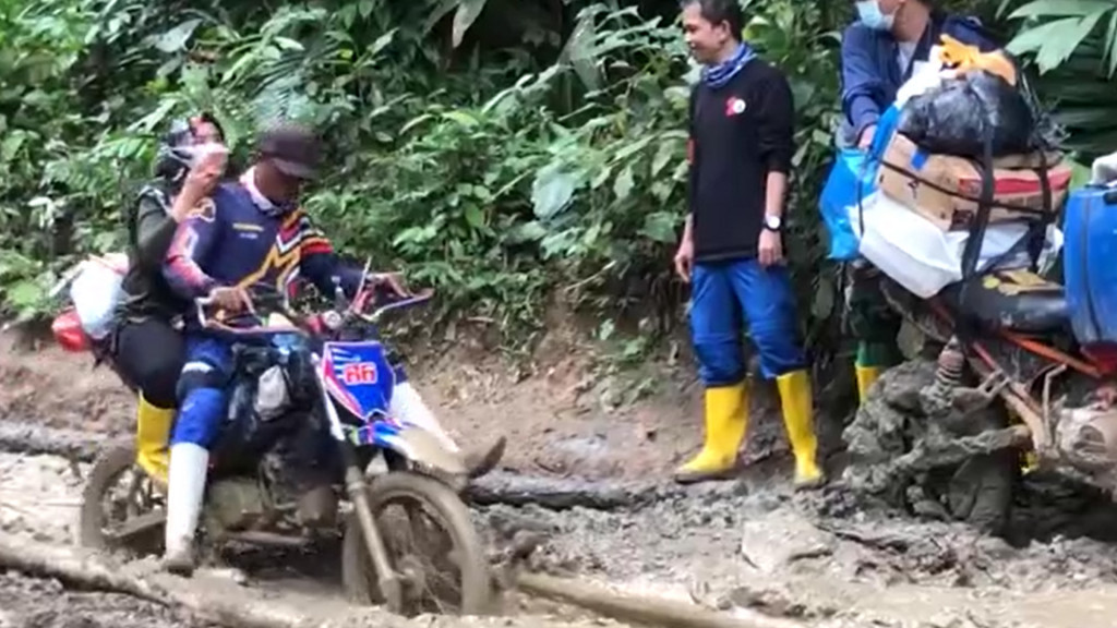 Demi Vaksinasi, Nakes Rela Lewati 45 Km Jalur Ekstrem