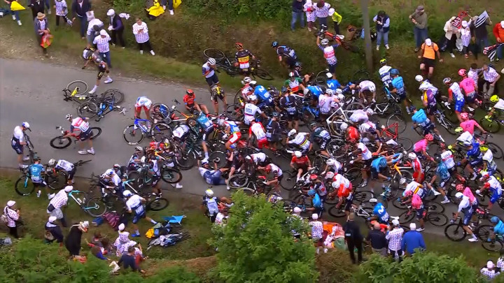 Gegara Penonton, Puluhan Pesepeda di Tour De France 2021 Jatuh Beruntun