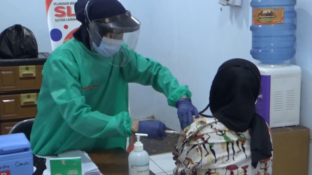 Setelah 6 Bulan Antibodi Menurun, IDI Usul Nakes Disuntik Vaksin COVID-19 Dosis Ketiga