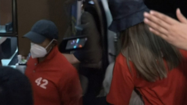 Nia Ramadhani dan Ardi Bakrie Dibawa ke Kediamannya untuk Penggeledahan