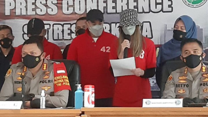 Sambil Menangis, Nia Ramadhani Minta Maaf