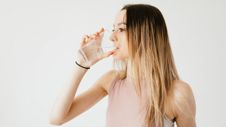 Suka Minum Sambil Berdiri? Awas Ini Bahayanya!