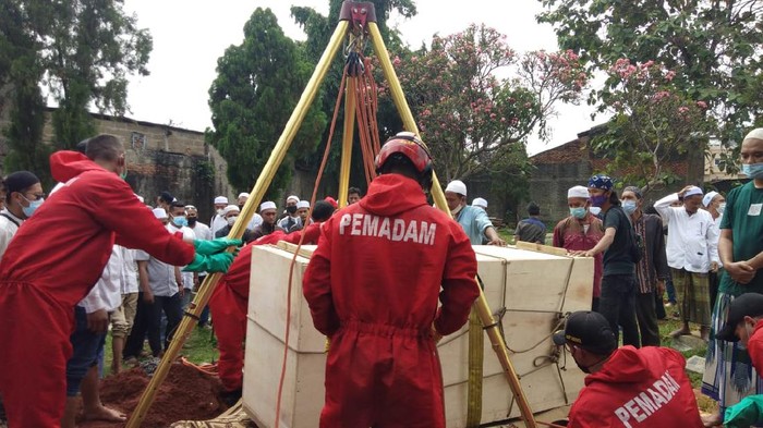 Damkar Jaktim Bantu Pemakaman Jenazah Seberat 300 Kg