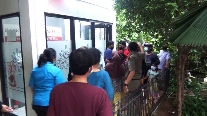 Ratusan Warga Serbu ATM untuk Ambil Jatah BST Rp600.000