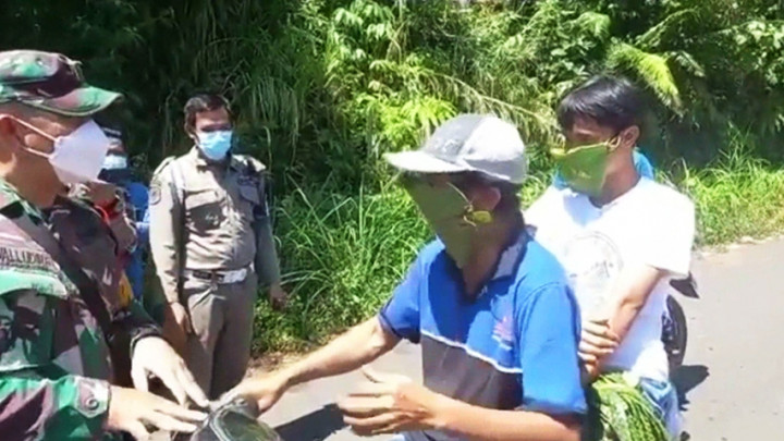 Dua Pria Ini Pakai Masker Daun untuk Kelabui Petugas Pos Penyekatan