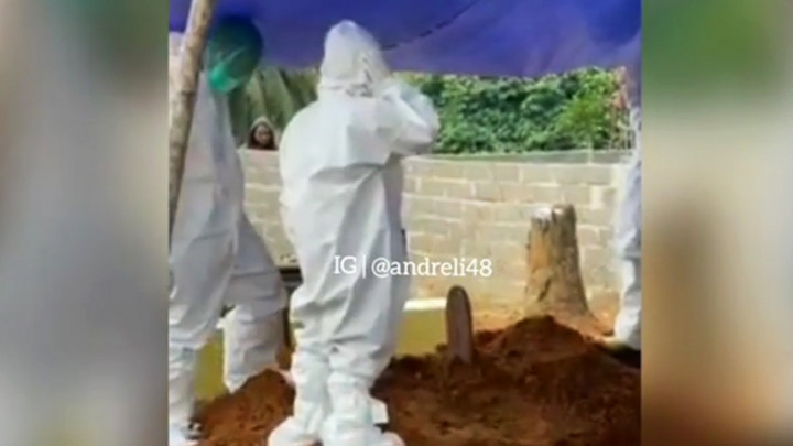 Viral Video Anak Azan di Makam Orang Tuanya dengan Memakai APD