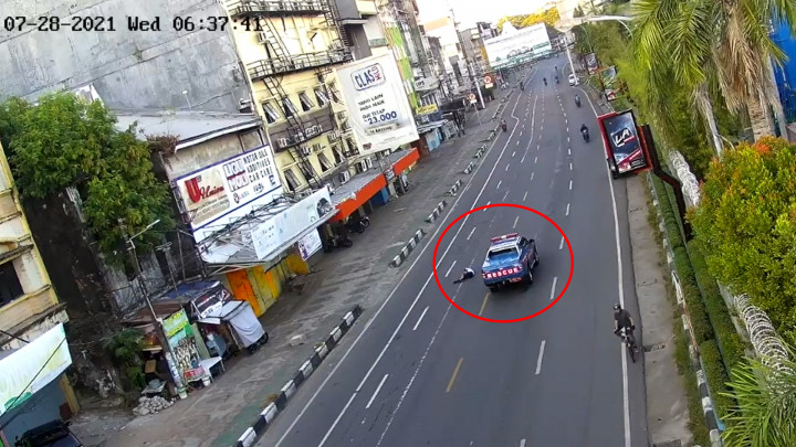 Detik-detik Mobil Rescue Tabrak Pesepeda di Makassar