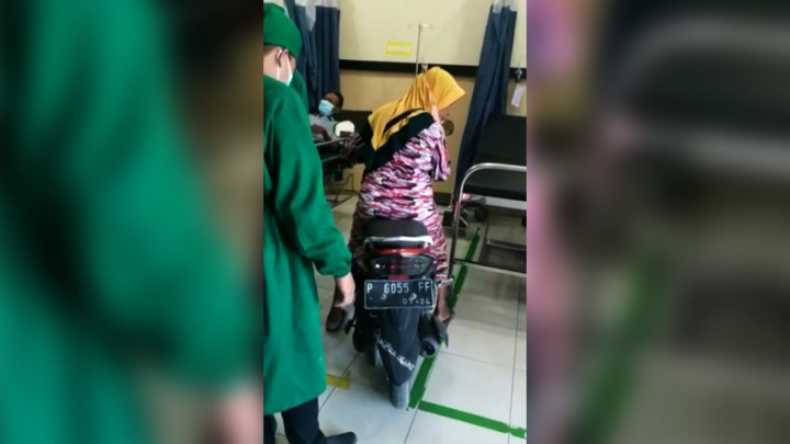 Panik saat Mengantar Pasien, Ibu Ini Masuk Ruang IGD Pakai Motor