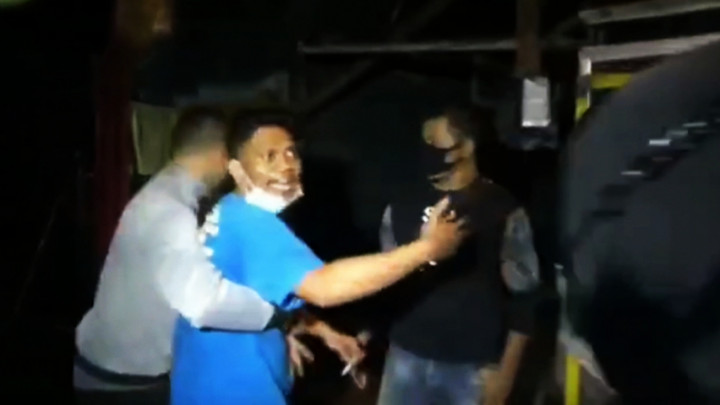 Terjaring Razia PPKM, Pedagang Ini Ngamuk hingga Pecahkan Kaca Gerobaknya