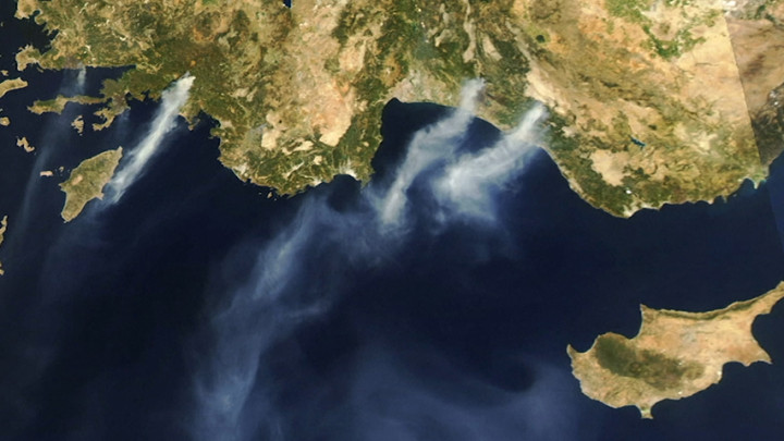 NASA Pantau Kebakaran Hutan di Turki, Gumpalan Asap Besar Bertiup ke Laut