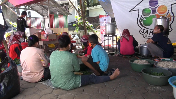 Pria Ini Rela Jual Mobil Demi Bangun Dapur Umum untuk Warga Isoman