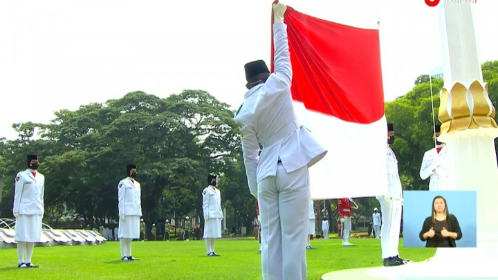 Detik-detik Pengibaran Bendera Merah Putih HUT Ke-76 RI di Istana