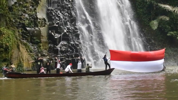 Pemuda di Pasuruan Bentangkan Bendera Merah Putih Jumbo