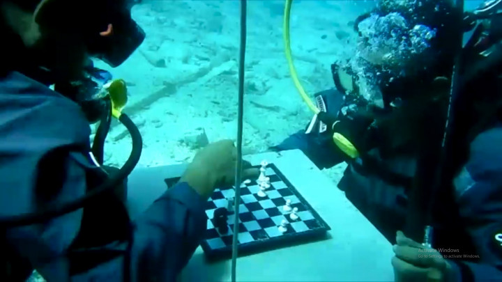 Unik, Peringati HUT RI ke-76 dengan Lomba Catur di Dasar Laut