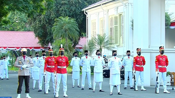 Momen Penurunan Bendera Merah Putih di Istana