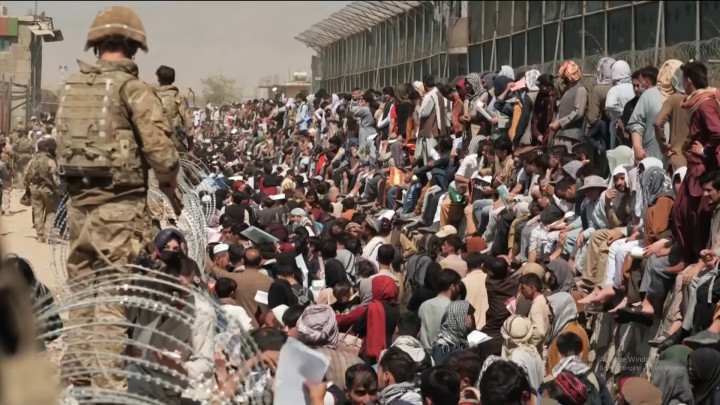 Potret Ribuan Warga Afghanistan Antre di Bandara Kabul Minta Dievakuasi