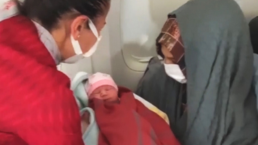 Seorang Pengungsi Afghanistan Melahirkan Bayi Perempuan di Pesawat