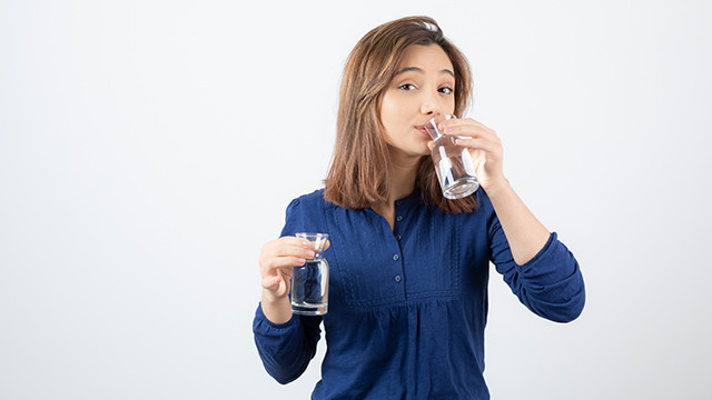 Ingin Turunkan Berat Badan? Yuk! Rutin Minum Air Putih