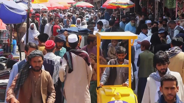 Krisis Ekonomi Hantam Afghanistan, Warga Ramai-ramai Tarik Uang dari Bank