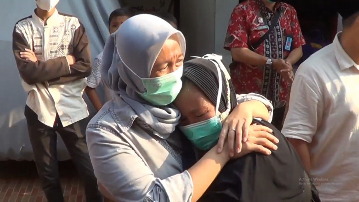 Tangis Istri Melihat Jenazah Suami Korban kebakaran Lapas Tangerang