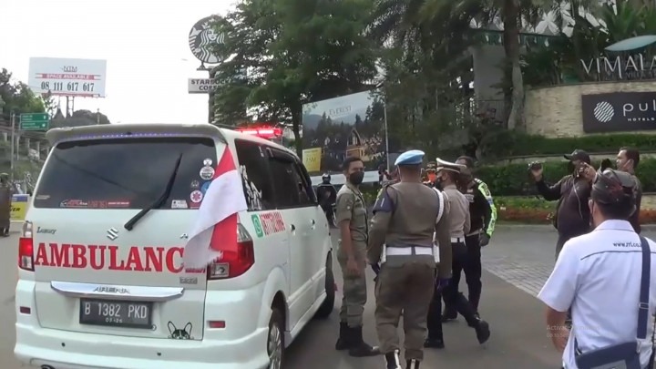 Demi Lolos Gage Puncak, Pengemudi Sulap Mobil Jadi Ambulans Palsu