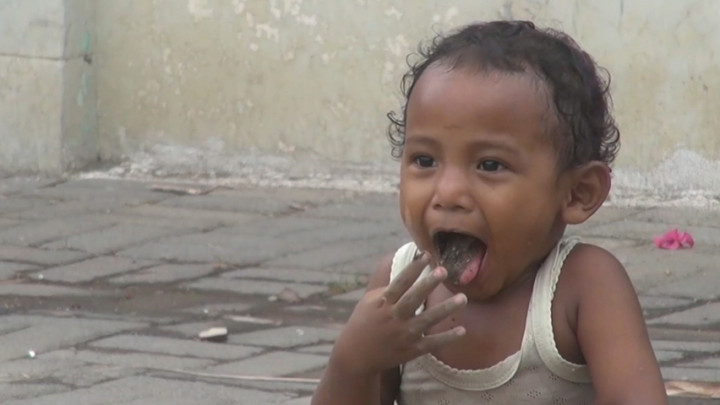 Tak Wajar, Balita Ini Gemar Makan Tanah dan Pasir