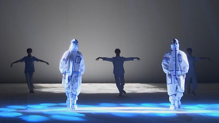 Tiongkok Fashion Week Hadirkan Pakaian Medis dengan Berbagai Gaya Busana