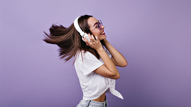 Jangan Pakai Headphone Terlalu Lama! Ini Dampaknya