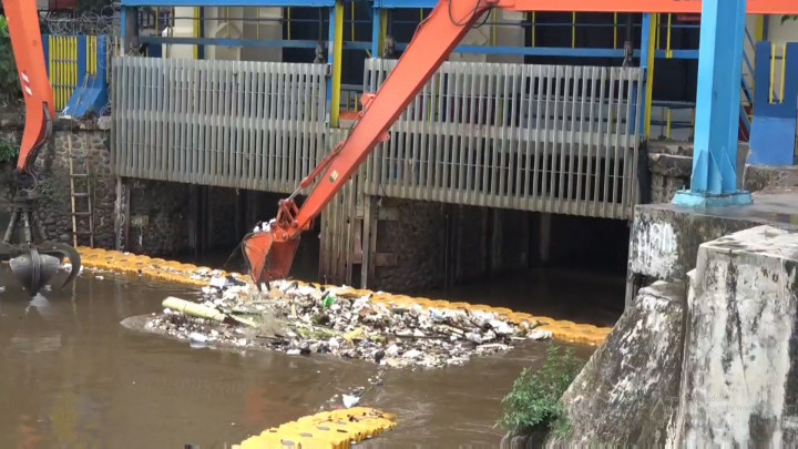 Usai Diguyur Hujan Deras, Sampah Telihat Menumpuk di Pintu Air Manggarai