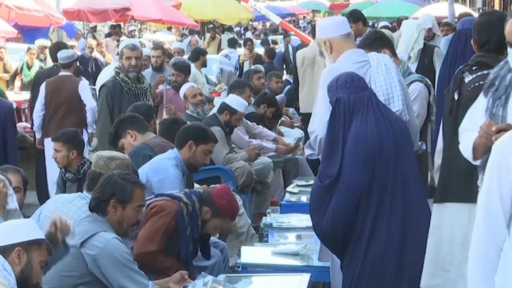 Warga Afghanistan Serbu Pasar Penukaran Uang