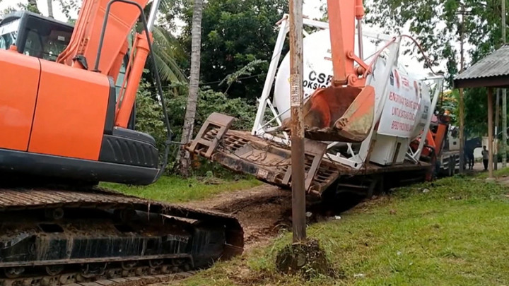 Sopir Mengantuk, Mobil Tangki Pembawa 30 Ton Oksigen Terperosok