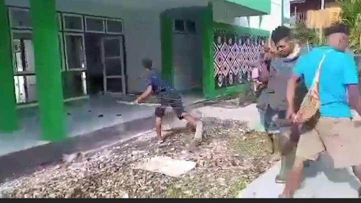 Lima Berita Video Populer Minggu Ini: Detik-detik penyerangan KKB hingga KD Buka-bukaan Gaji DPR