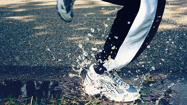 Olahraga saat Hujan Bisa Kurangi Risiko Dehidrasi