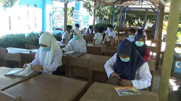 Gedung Sekolah Rusak Parah, Ratusan Siswa Terpaksa Belajar di Parkiran