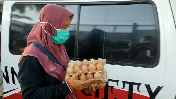 Imbas Harga Anjlok, Sejumlah Peternak di Lamongan Bagi-bagi Telur Gratis