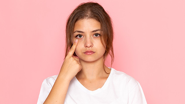 Samarkan Mata Panda dengan 3 Trik Make Up Ini