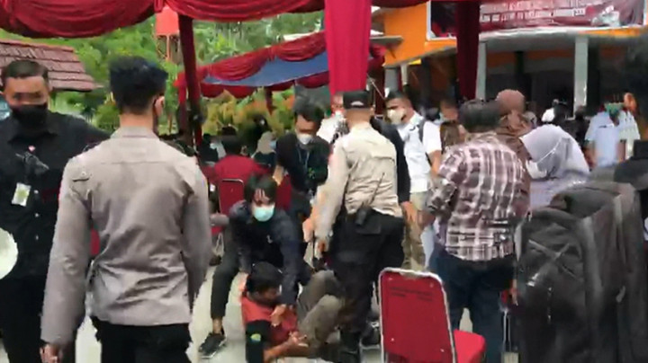 Gubernur Riau Dihadang Mahasiswa