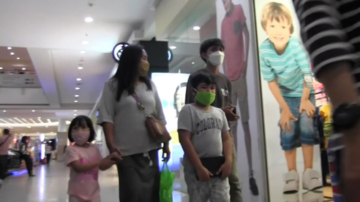 Orang Tua Mulai Membawa Anaknya ke Mal