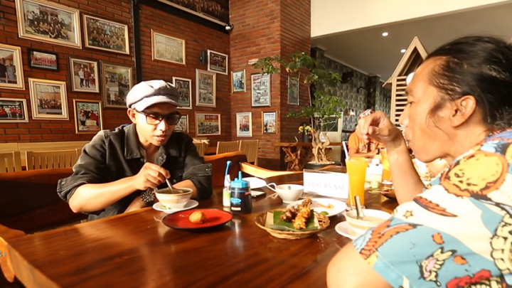 Vaksin Slank untuk Indonesia - Saat Personel Slank Mencicipi Soto Ayam Pak Wito
