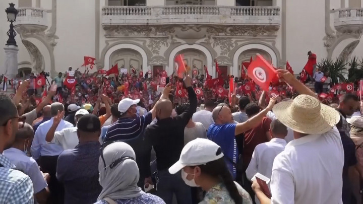 Tuntut Presiden Mundur, Ratusan Warga Tunisia Turun ke Jalan