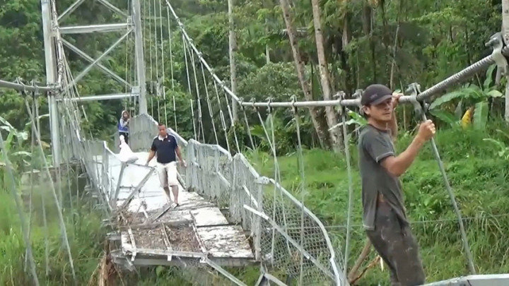Jembatan Putus, Warga Nekat Sebrangi Sungai dengan Tali Besi