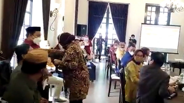 Mensos Risma Lagi-lagi Marahi Anak Buahnya